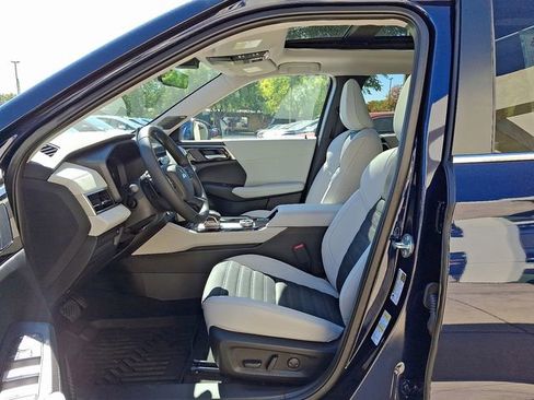 New 2025 Mitsubishi Outlander SE image 8