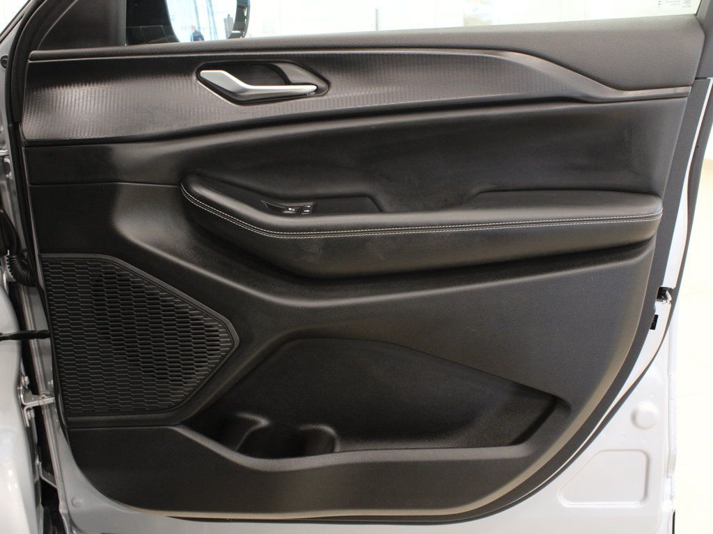 Used 2023 Jeep Grand Cherokee Altitude AWD/4WD image 16
