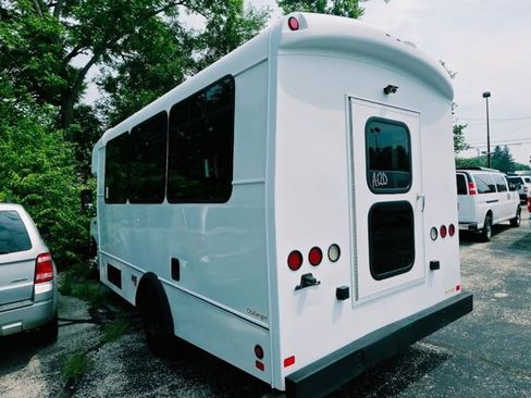 Used 2016 Ford E-450 and Econoline 450 Super Duty w/ Shuttle Bus Prep Package RWD image 6