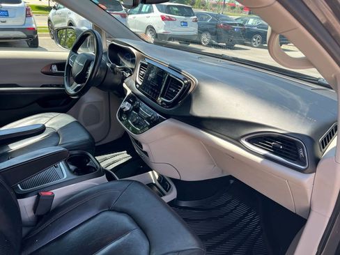 Used 2018 Chrysler Pacifica Touring-L Plus FWD image 31