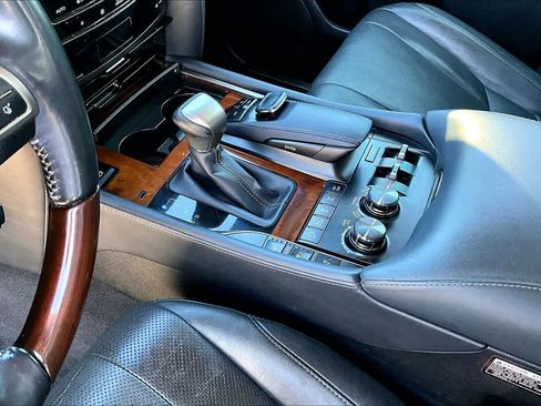 Used 2020 Lexus LX 570 4WD w/ Luxury Package image 16