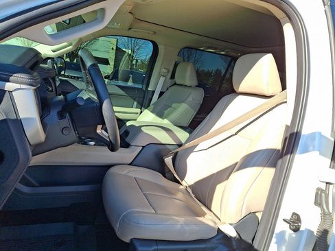 Used 2022 Ford Expedition XLT image 24