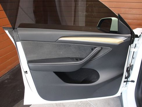 Used 2023 Tesla Model Y Long Range image 3