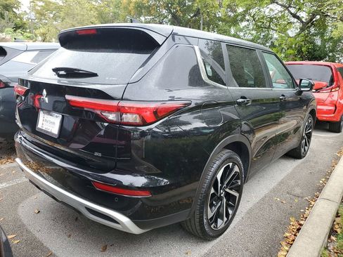 Used 2023 Mitsubishi Outlander SE Black Edition image 5