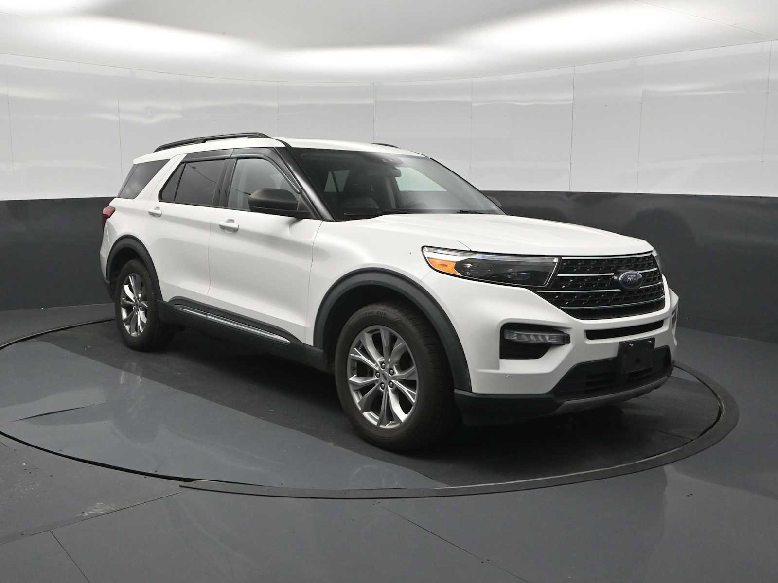 Used 2020 Ford Explorer XLT w/ Equipment Group 202A AWD/4WD image 2