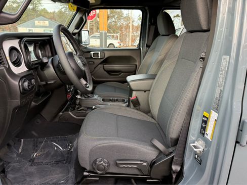 Used 2025 Jeep Gladiator Sport image 12