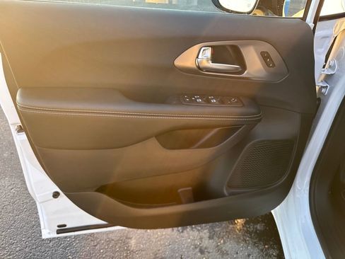 New 2026 Chrysler Pacifica Select image 10