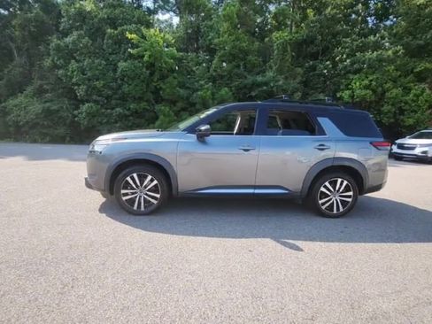 Used 2023 Nissan Pathfinder Platinum image 10