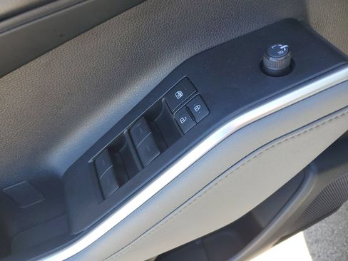 Used 2023 Toyota Highlander LE AWD/4WD image 21