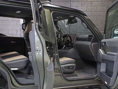 Used 2025 Lexus GX 550 w/ Accessory Package (32) AWD/4WD image 29