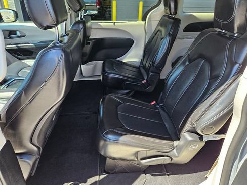 Used 2024 Chrysler Pacifica Touring-L FWD image 15