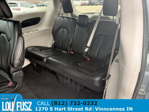 Used 2023 Chrysler Pacifica Touring-L image 11