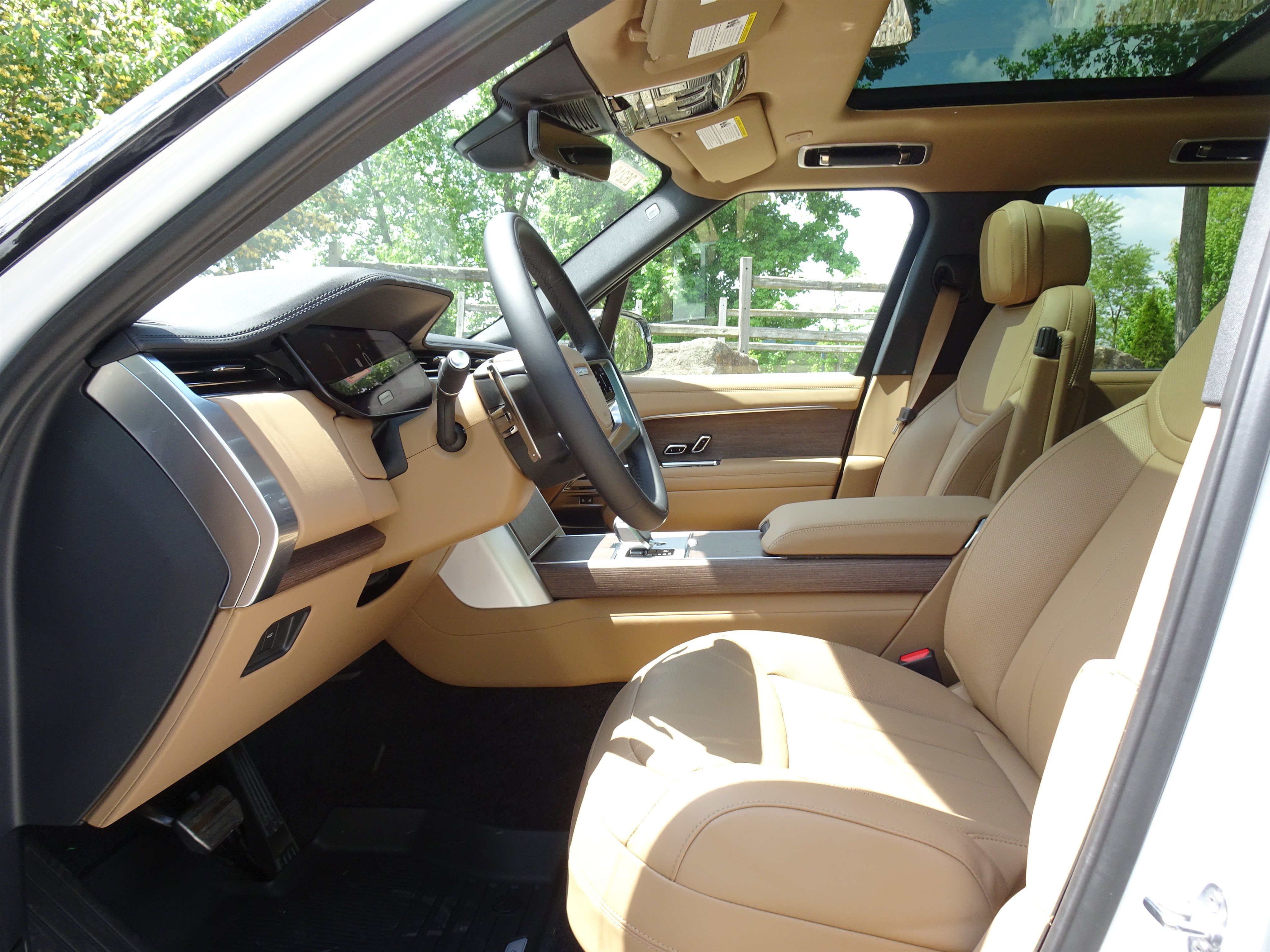 New 2026 Land Rover Range Rover Long Wheelbase SE AWD/4WD image 2