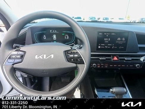 Certified 2025 Kia Niro LX image 10