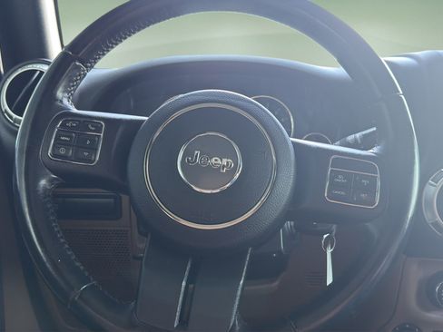 Used 2018 Jeep Wrangler Unlimited Rubicon w/ Dual Top Group AWD/4WD image 9