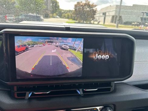 Used 2024 Jeep Wrangler Unlimited image 12