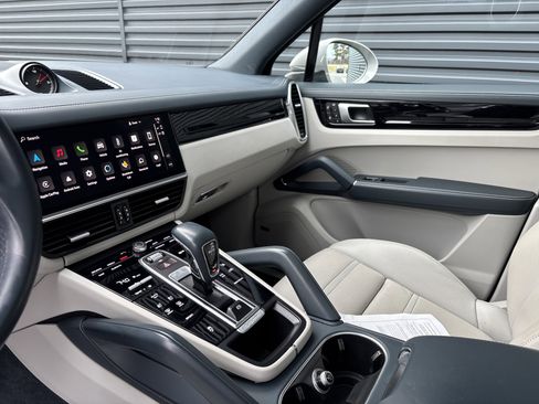 Used 2022 Porsche Cayenne image 11