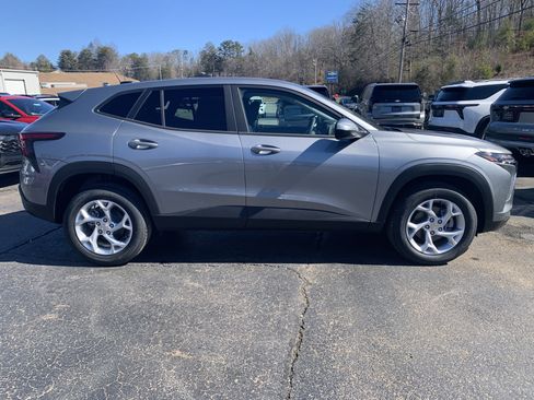 New 2026 Chevrolet Trax LS w/ LS Convenience Package FWD image 2