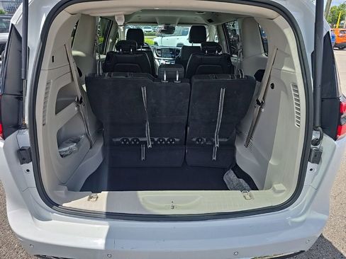 Used 2023 Chrysler Pacifica Touring-L FWD image 21
