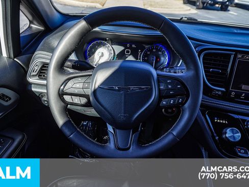 Used 2025 Chrysler Pacifica Limited image 9