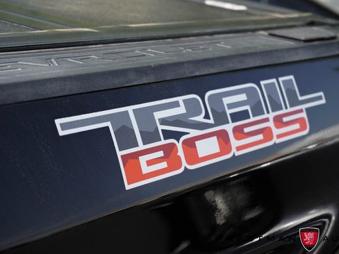 Used 2020 Chevrolet Silverado 1500 LT Trail Boss w/ Midnight Edition AWD/4WD image 4
