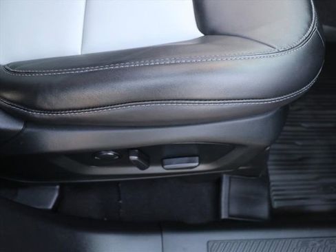 Used 2022 Ford Explorer XLT w/ Equipment Group 202A image 13