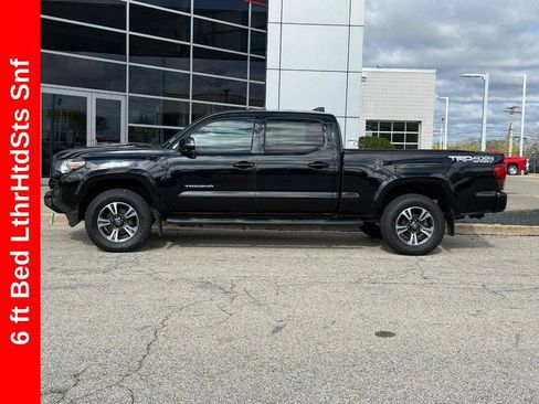 Used 2019 Toyota Tacoma TRD Sport w/ TRD Premium Sport Package AWD/4WD image 6