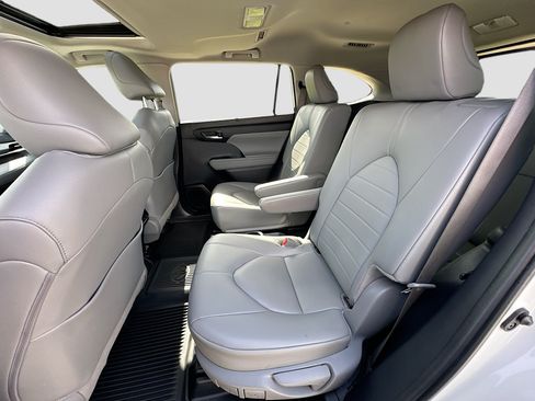 Used 2024 Toyota Highlander XLE FWD image 24