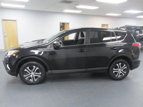 Used 2018 Toyota RAV4 LE w/ All Weather Liner Package AWD/4WD image 8
