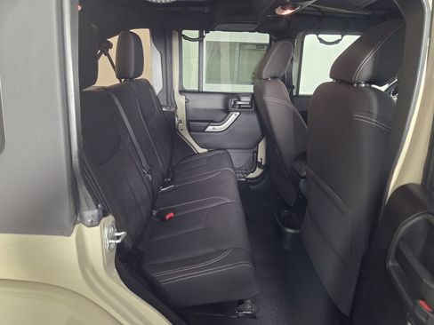 Used 2018 Jeep Wrangler Unlimited Sahara w/ Connectivity Group AWD/4WD image 29