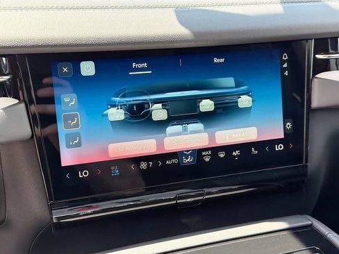New 2026 Lincoln Navigator Premiere AWD/4WD image 18