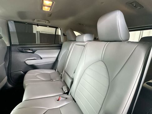 Used 2021 Toyota Highlander XLE FWD image 22