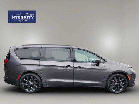 Used 2019 Chrysler Pacifica Touring-L Plus w/ S Appearance Package FWD image 6