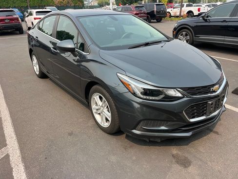 Used 2017 Chevrolet Cruze LT FWD image 1