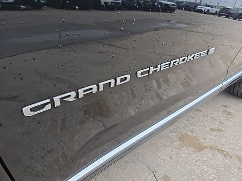 Used 2021 Jeep Grand Cherokee L Summit w/ Advanced Protech Group IV AWD/4WD image 19