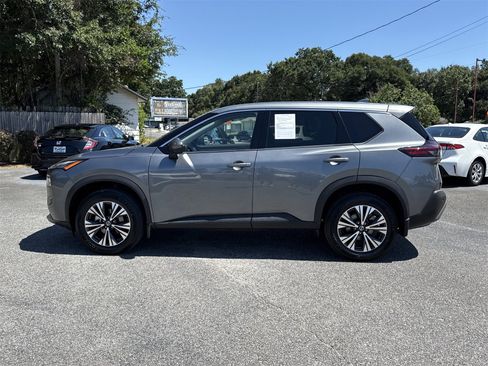 Used 2021 Nissan Rogue SV image 2