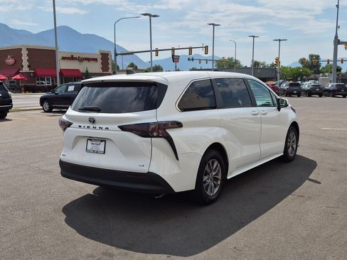 Used 2025 Toyota Sienna LE FWD image 3
