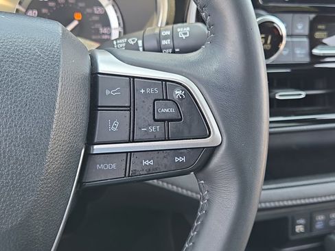 Used 2022 Toyota Highlander XSE image 25