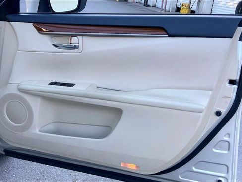 Used 2013 Lexus ES 300h Hybrid w/ Luxury Pkg image 21