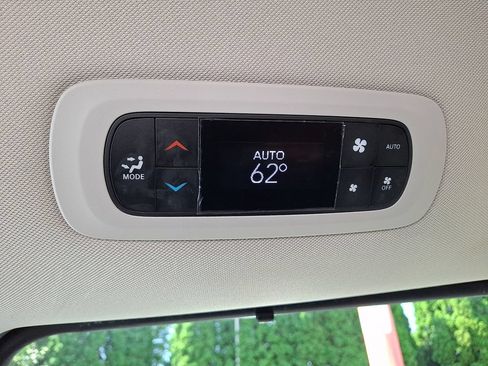Used 2023 Chrysler Pacifica Touring-L FWD image 12