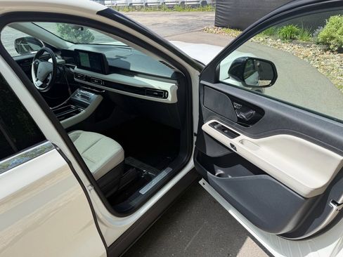 New 2026 Lincoln Aviator AWD image 11