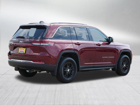 Used 2025 Jeep Grand Cherokee Laredo w/ Luxury Tech Group I AWD/4WD image 7