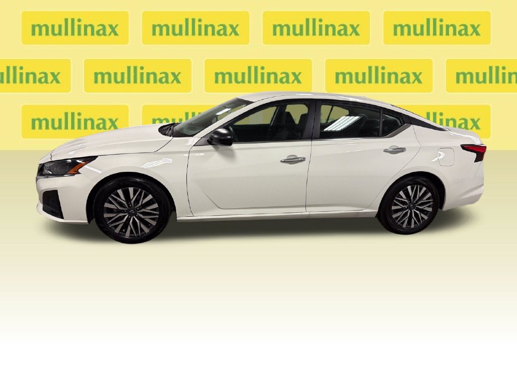 Used 2025 Nissan Altima 2.5 SV FWD image 9