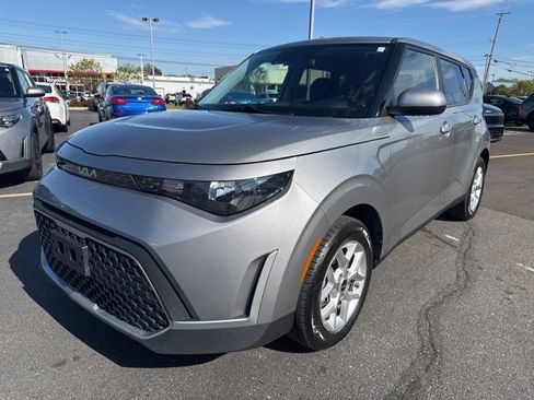 Used 2023 Kia Soul LX w/ LX Technology Package image 3