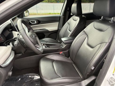 Used 2025 Jeep Compass Limited image 38