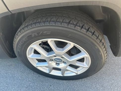 Used 2021 Jeep Renegade Sport w/ Sport Appearance Group FWD image 5