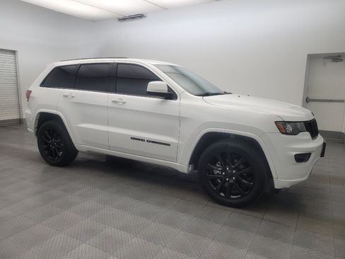 Used 2018 Jeep Grand Cherokee Altitude RWD image 11