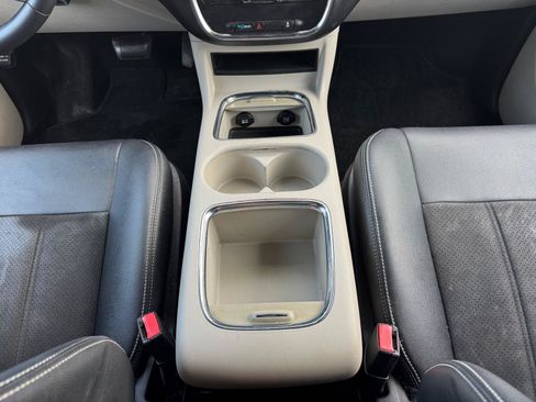 Used 2019 Dodge Grand Caravan SXT FWD image 14