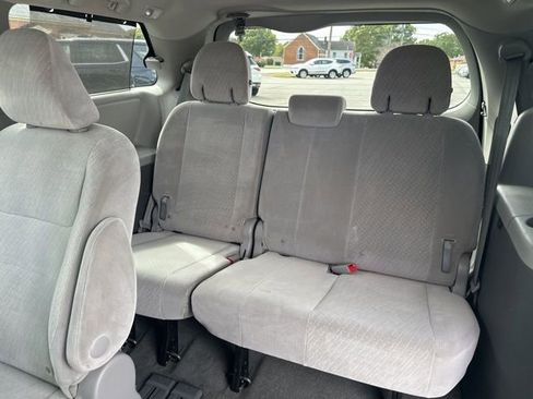 Used 2017 Toyota Sienna LE image 16