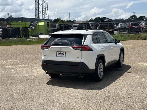 Used 2020 Toyota RAV4 LE FWD image 3